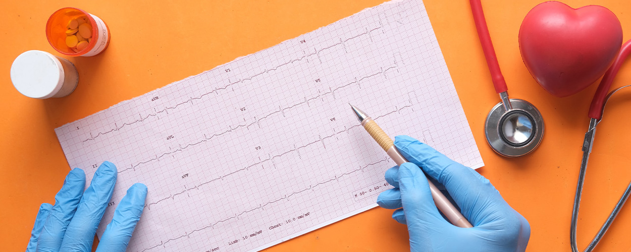 doctor recording heart failure symptoms